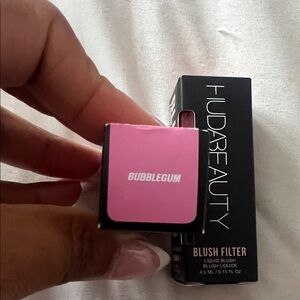 HUDA BEAUTY Blush Filter in Bubblegum